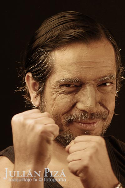 boxeador sonríe por glorias pasadas