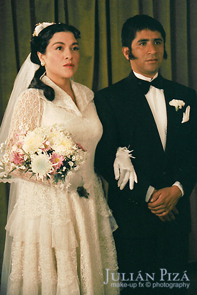 actores intepretan una boda en el año 1970. Época  de los años 70, la Cultura del Pop.