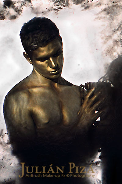 Modelo que representa una escultura de bronce para el videoclip 'Miralo,Miralo' de Alejandra Guzmán