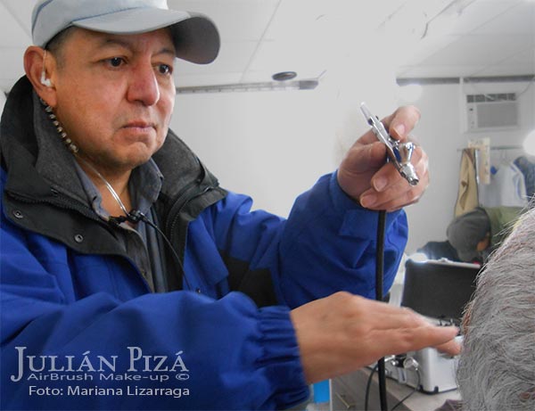 Julián Pizá realizando un maquillaje con airbrush, pincel de aire o air brush