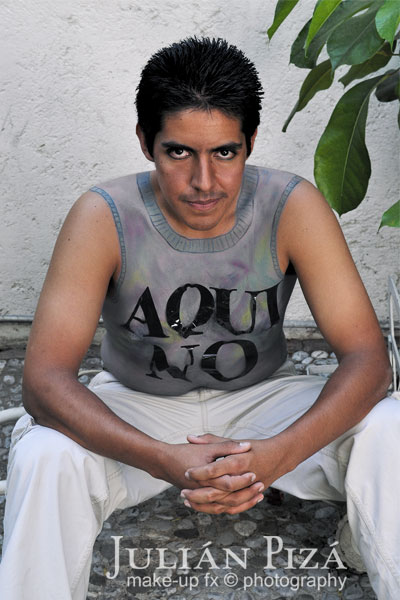 Modelo con una camiseta pintada