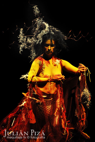 Eugenia Vargas en el papel de Madre Tierra. Danza para presentaciones del grupo 'Lluvia de Palos'